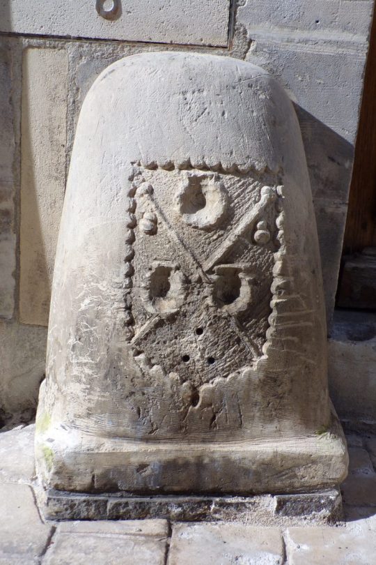 'Pilastre' au coin de la rue