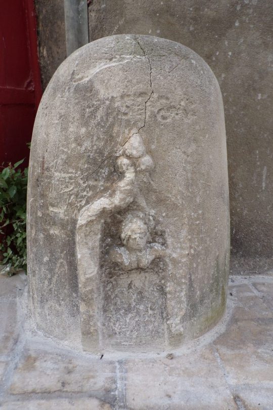 'Pilastre' au coin de la rue