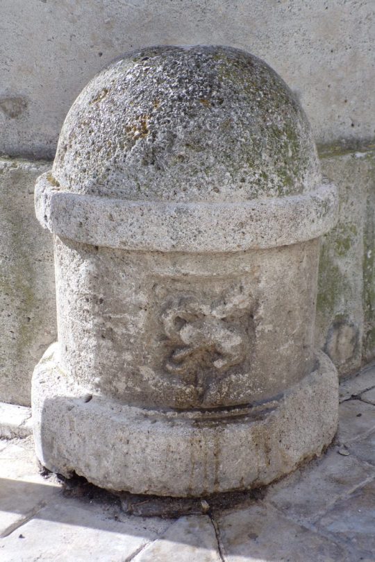 'Pilastre' au coin de la rue