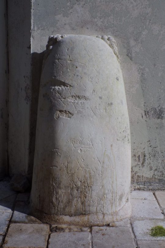 'Pilastre' au coin de la rue