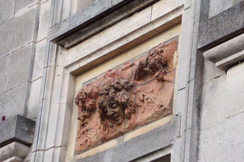 Maison, 16, rue du Temple, ornée de panneaux de terre cuite