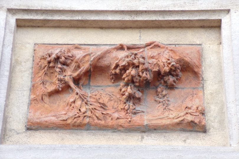 Maison, 16, rue du Temple, ornée de panneaux de terre cuite