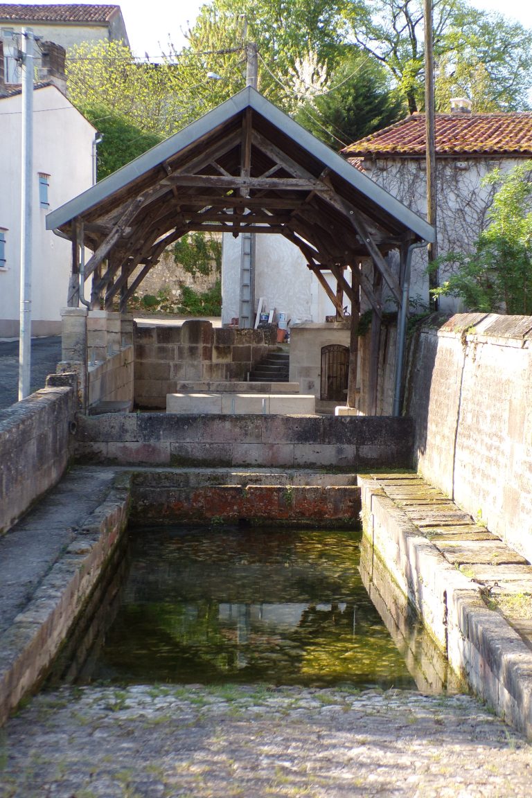 Saint-Même les Carrières - Le double lavoir du bourg précédé d'un abreuvoir (10 avril 2017)