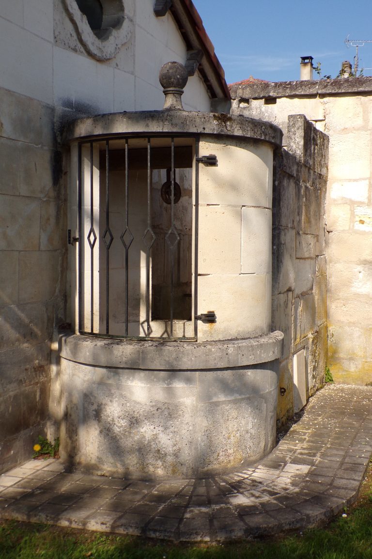 Saint-Même les Carrières - Le puits à côté de la mairie (10 avril 2017)