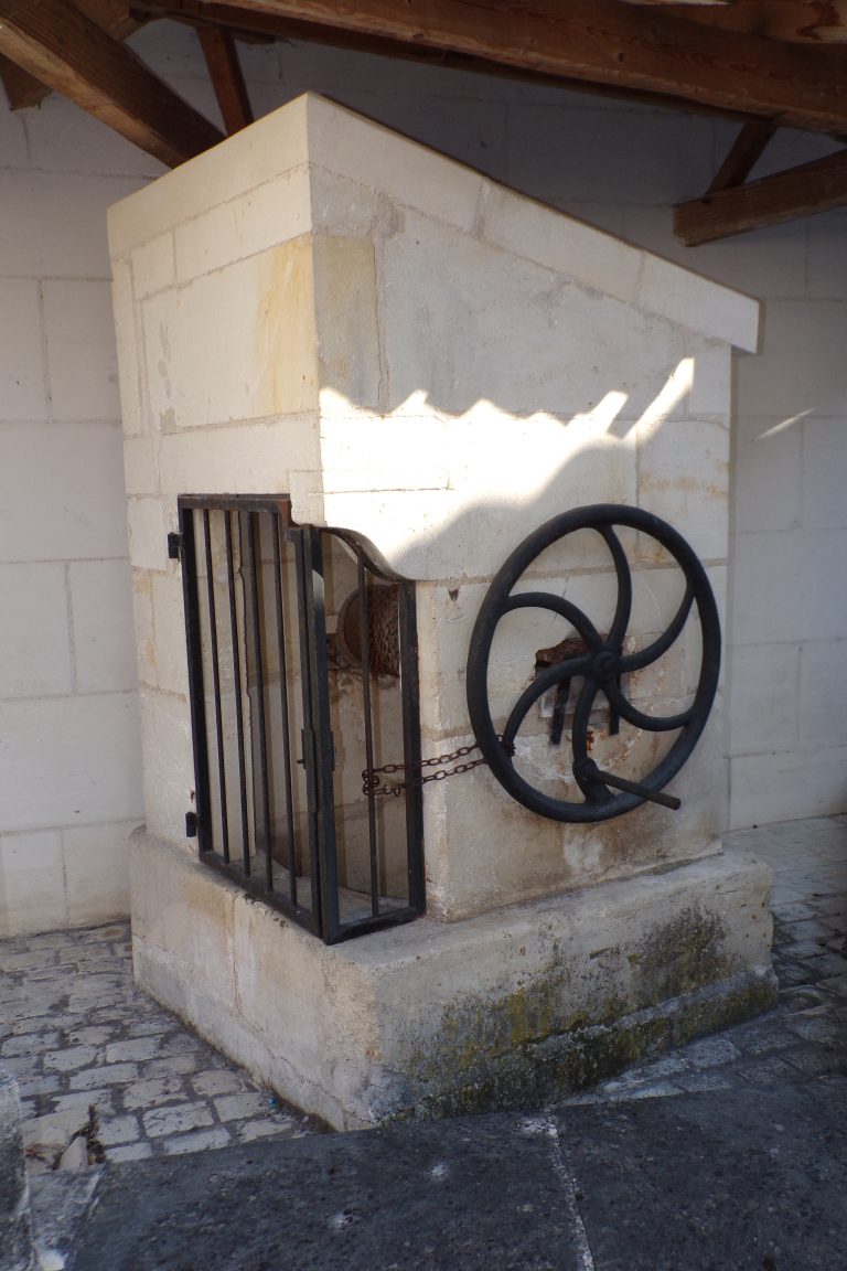 Saint-Même les Carrières - Le puits à côté de l'ancienne mairie (10 avril 2017)