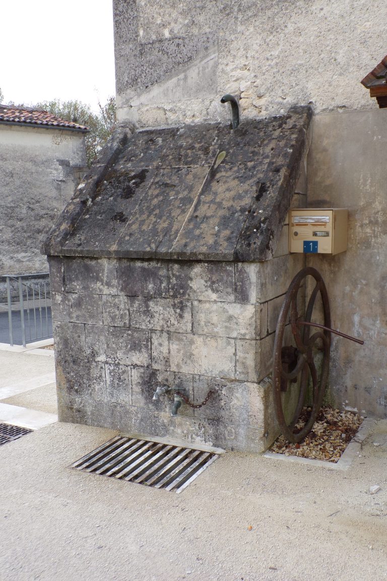 Salles d'Angles - Un Puits (5 avril 2017)