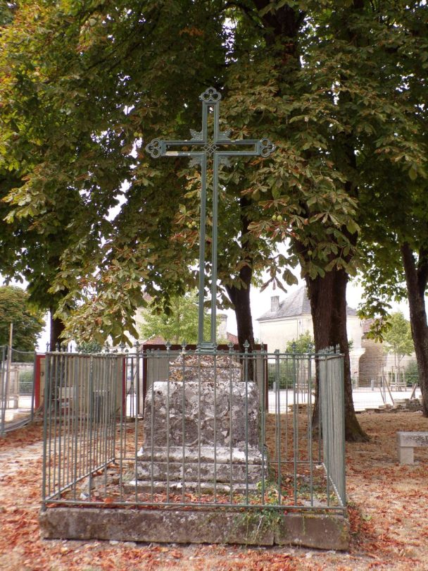 Cherves-Richemont - Le socle de la croix médiévale (4 septembre 2016)