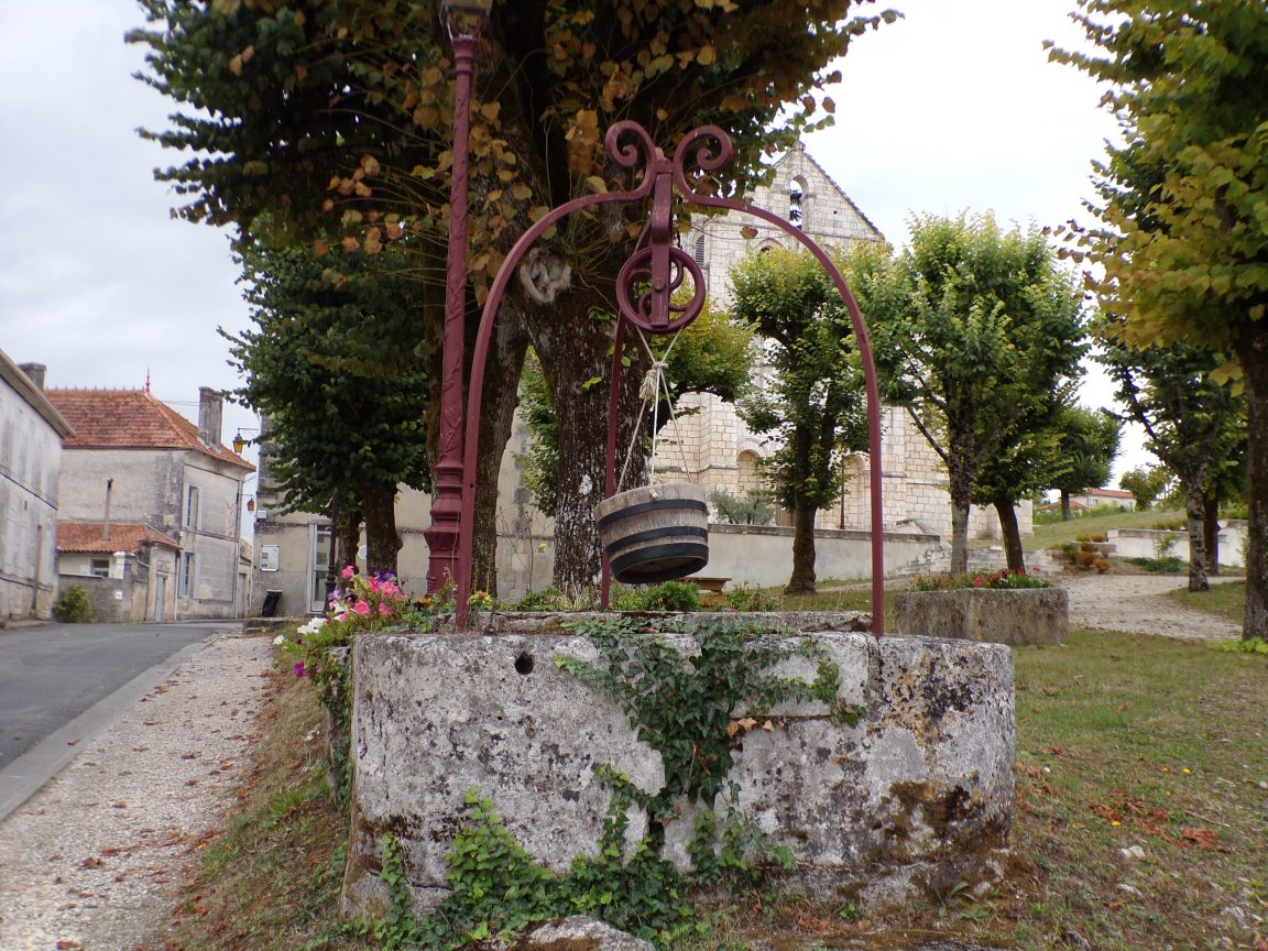 Genté - Le Puits en face de l'église (19 septembre 2016)
