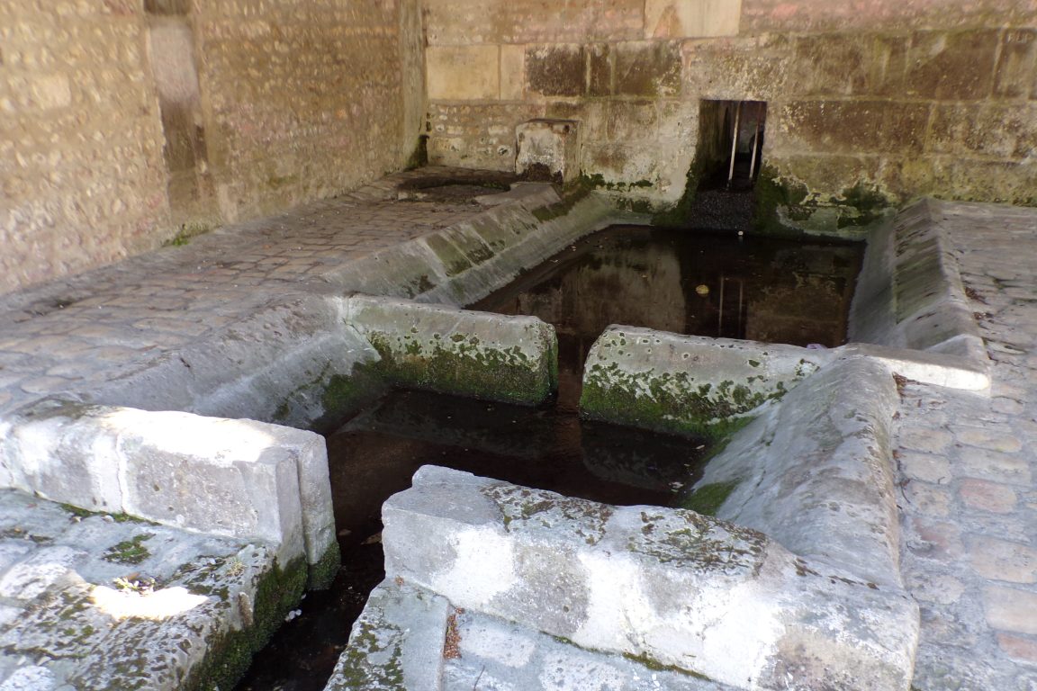 Segonzac - Le lavoir derrière l'église (10 avril 2017)