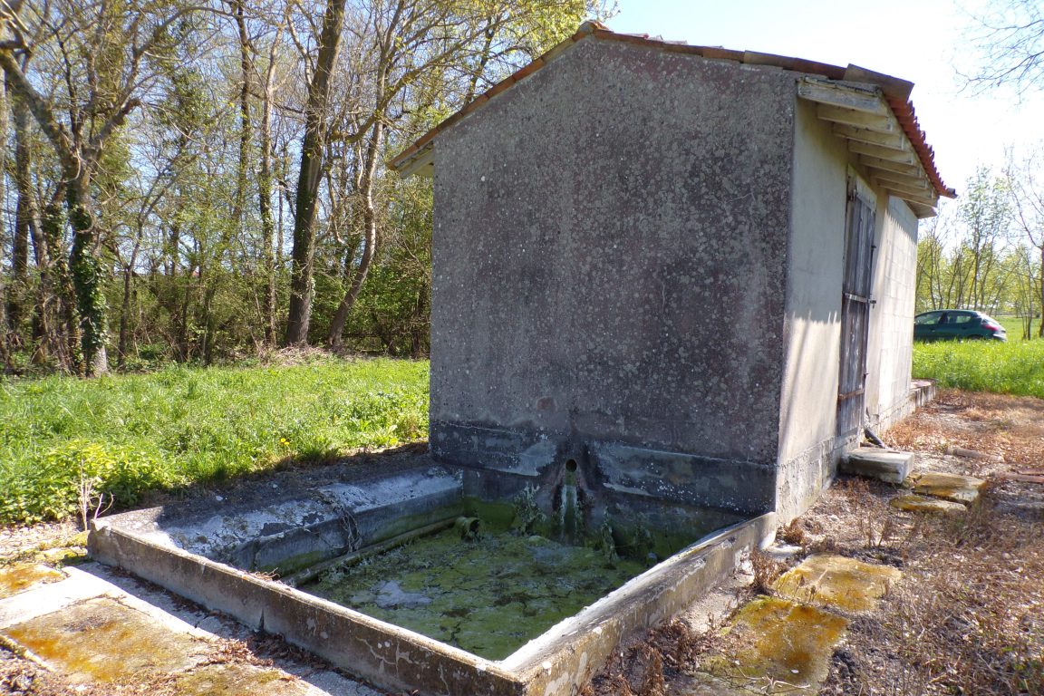 Juillac-le-Coq - Le lavoir 'Les Joussons' (7 avril 2017)