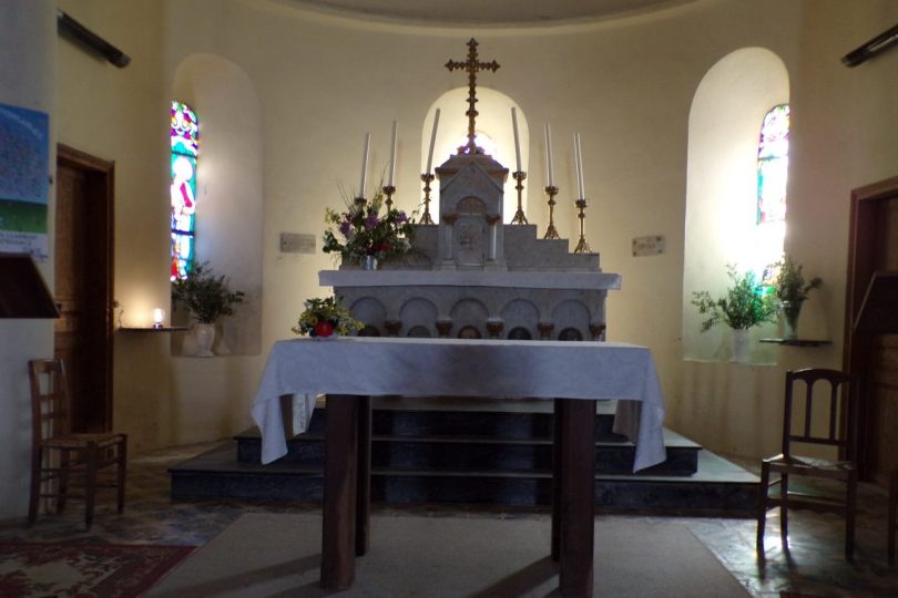 Burie - L'église Saint-Léger - L'autel (13 avril 2017)