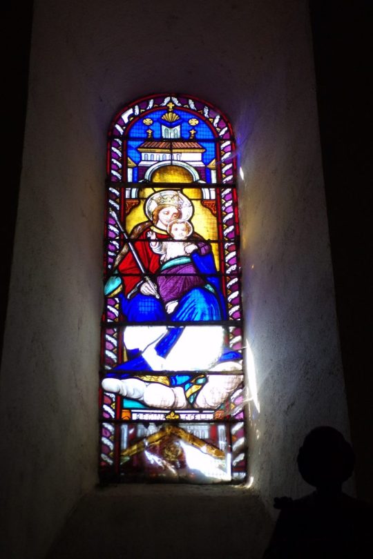 Burie - L'église Saint-Léger - Le vitrail 'Regina Coeli' (13 avril 2017)