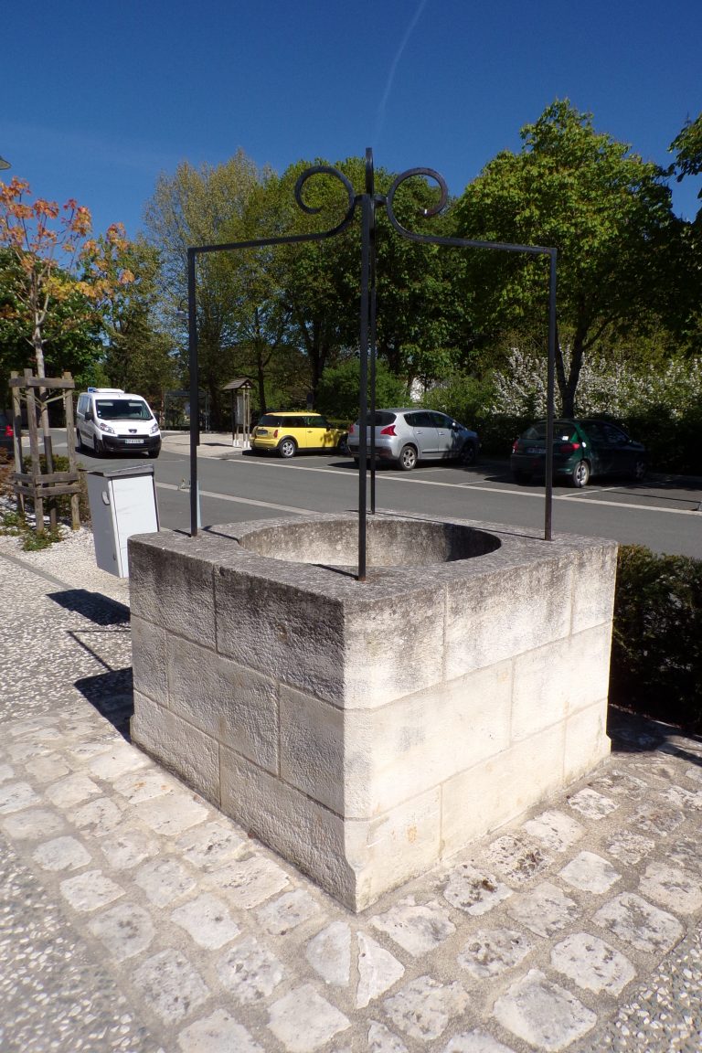 Burie - Le puits devant la Mairie (12 avril 2017)
