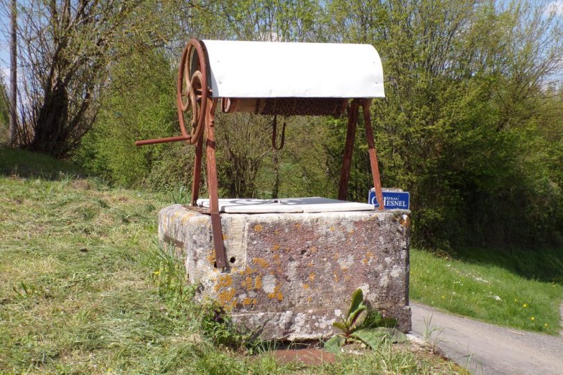 Cherves-Richemont - Le puits à l'entrée du Château de Chesnel (3 avril 2017)