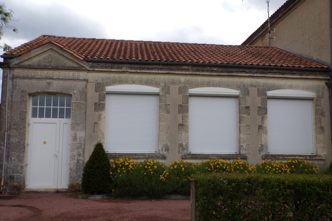 Nercillac - L'ancienne école (29 mai 2017) - Fille