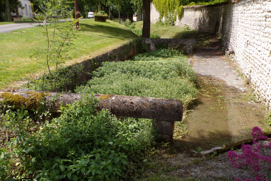 Lignières-Sonneville - Le lavoir à l'extérieur du Jardin Vert (22 mai 2017)