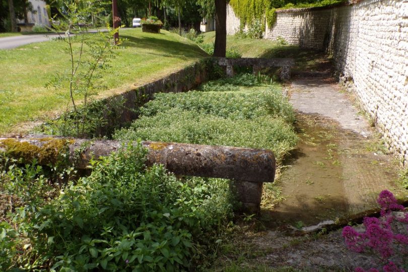 Lignières-Sonneville - Le lavoir à l'extérieur du Jardin Vert (22 mai 2017)