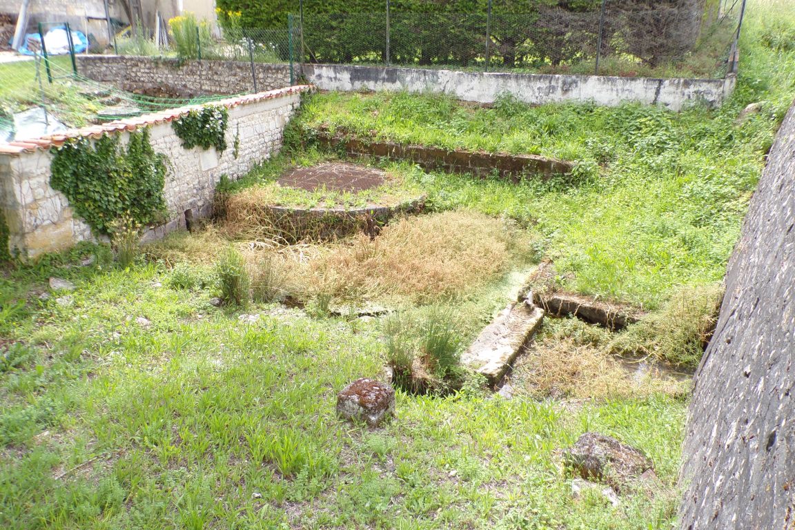 Lignières-Sonneville - Le lavoir de Sonneville (31 mai 2017)