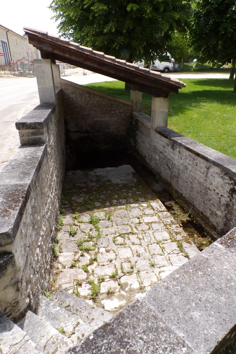 Lignières-Sonneville - Le lavoir en face du terrain de foot (22 mai 2017)