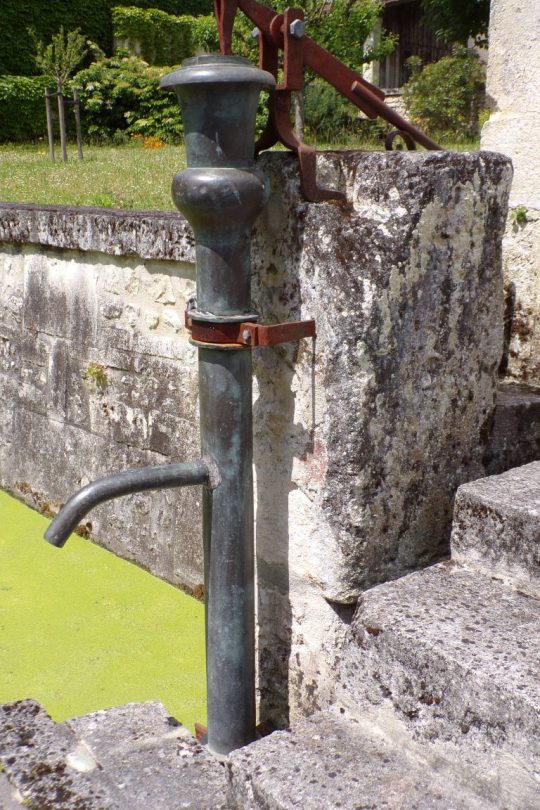 Lignières-Sonneville - La pompe du lavoir à l'intérieur du Jardin Vert (22 mai 2017)