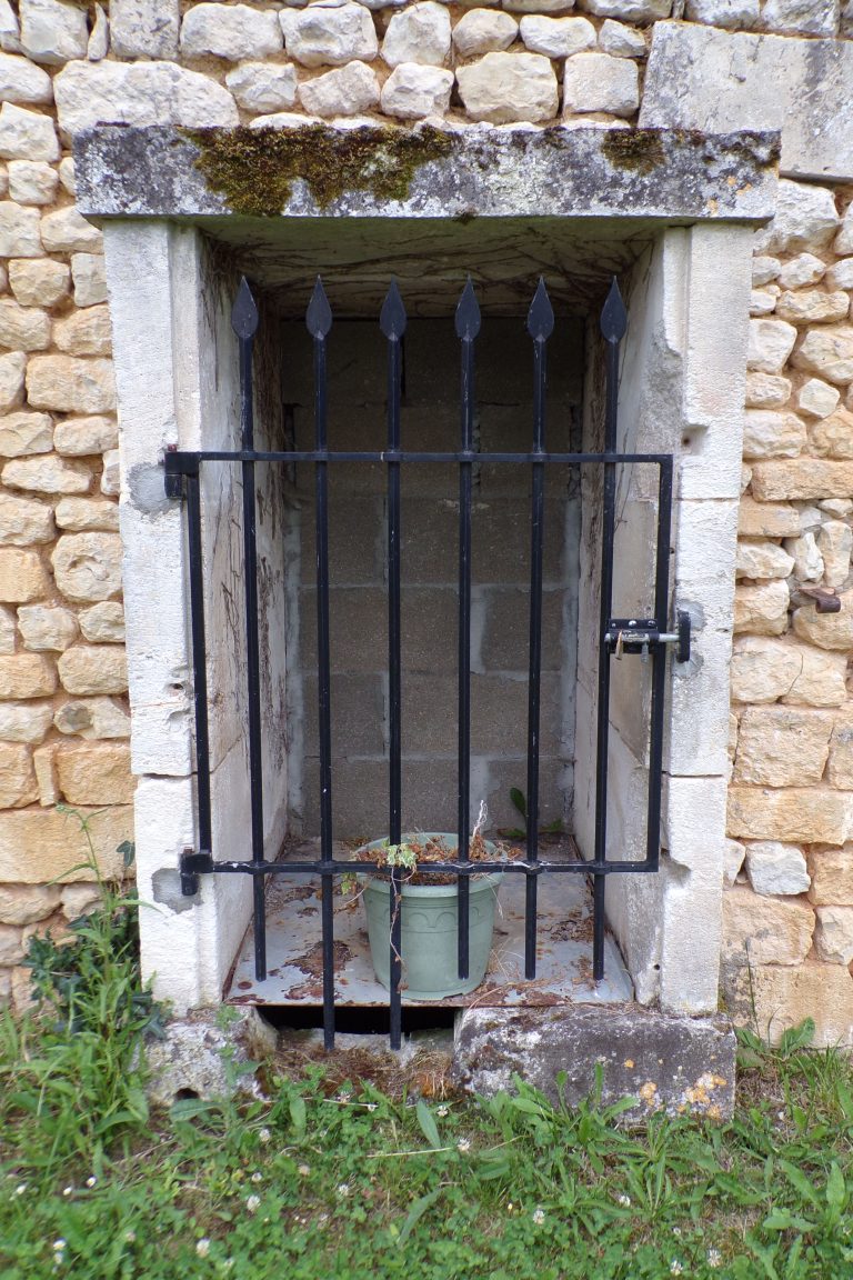 Saint-Preuil - Le puits à côté du parking en face de l'église (31 mai 2017)