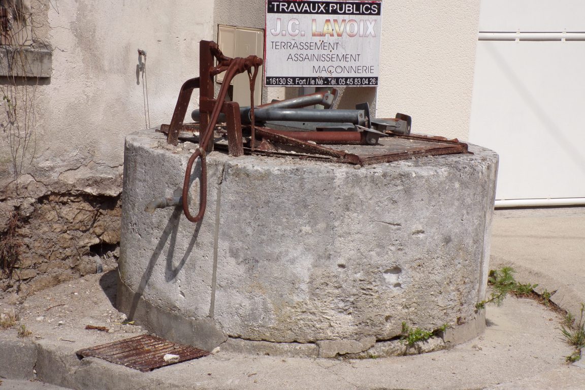 Juillac-le-Coq - Le puits sur la place du Monument aux morts (8 mai 2017)