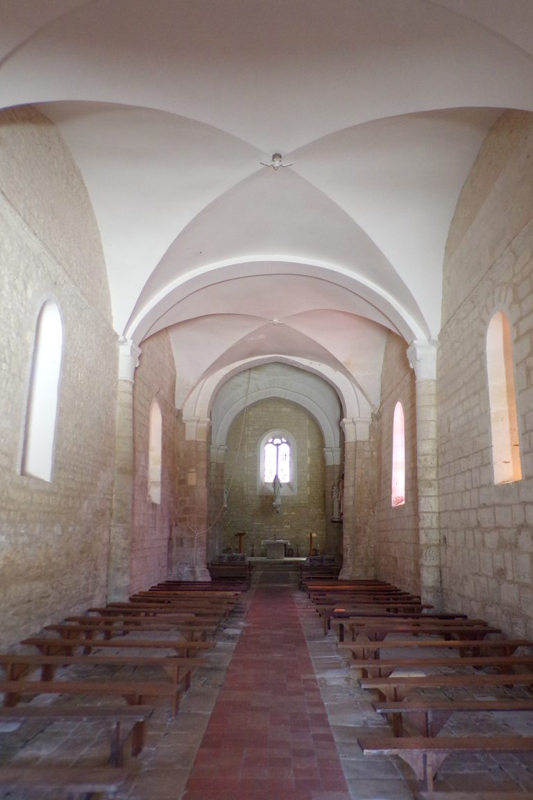 L'église Saint-Aubin - Vue de l'entrée (12 juin 2017)