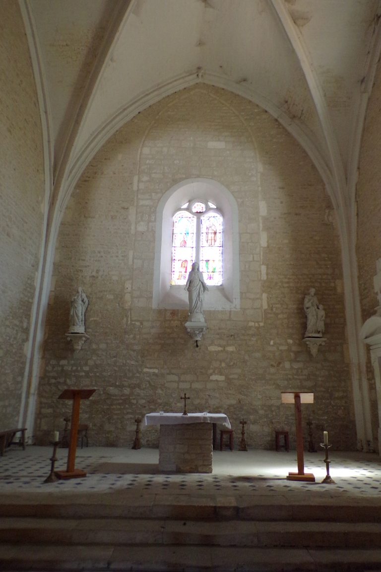 Courbillac - L'église Saint-Aubin - L'autel (12 juin 2017)