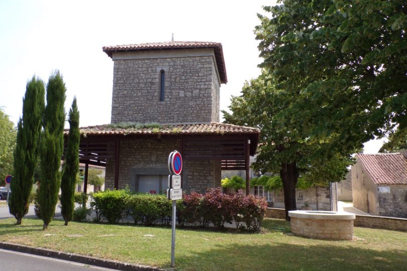 Foussignac - L'ancien château d'eau et puits (15 juin 2017)
