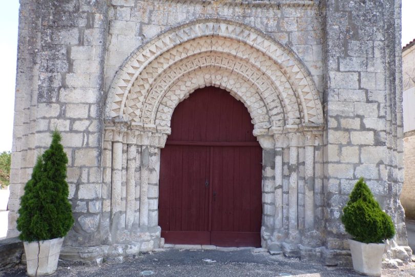 Plaizac - L'église Saint-Hippolyte (ou Saint-Martin) - Vue de l'entrée (15 juin 2017)