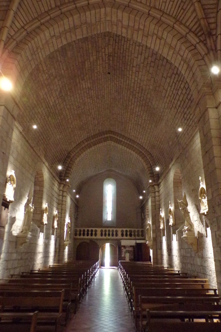 Sigogne - L'église Saint-Martin - Vue de l'autel (15 juin 2017)