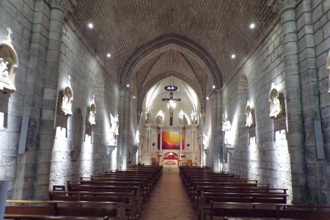 Sigogne - L'église Saint-Martin - Vue de l'entrée (15 juin 2017)