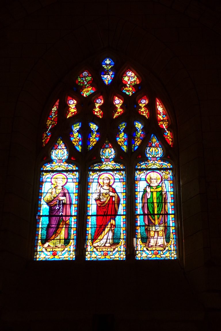 Mérignac - L'église Saint-Pierre - Le vitrail 'Saint Pierre, Sacré Coeur de Jésus, Saint ?' (10 juin 2017)