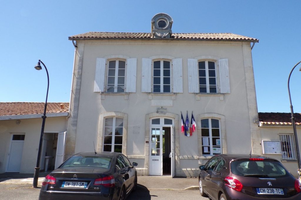 Graves-Saint-Amant - La mairie, dans l'ancienne gare SNCF (10 juin 2017)