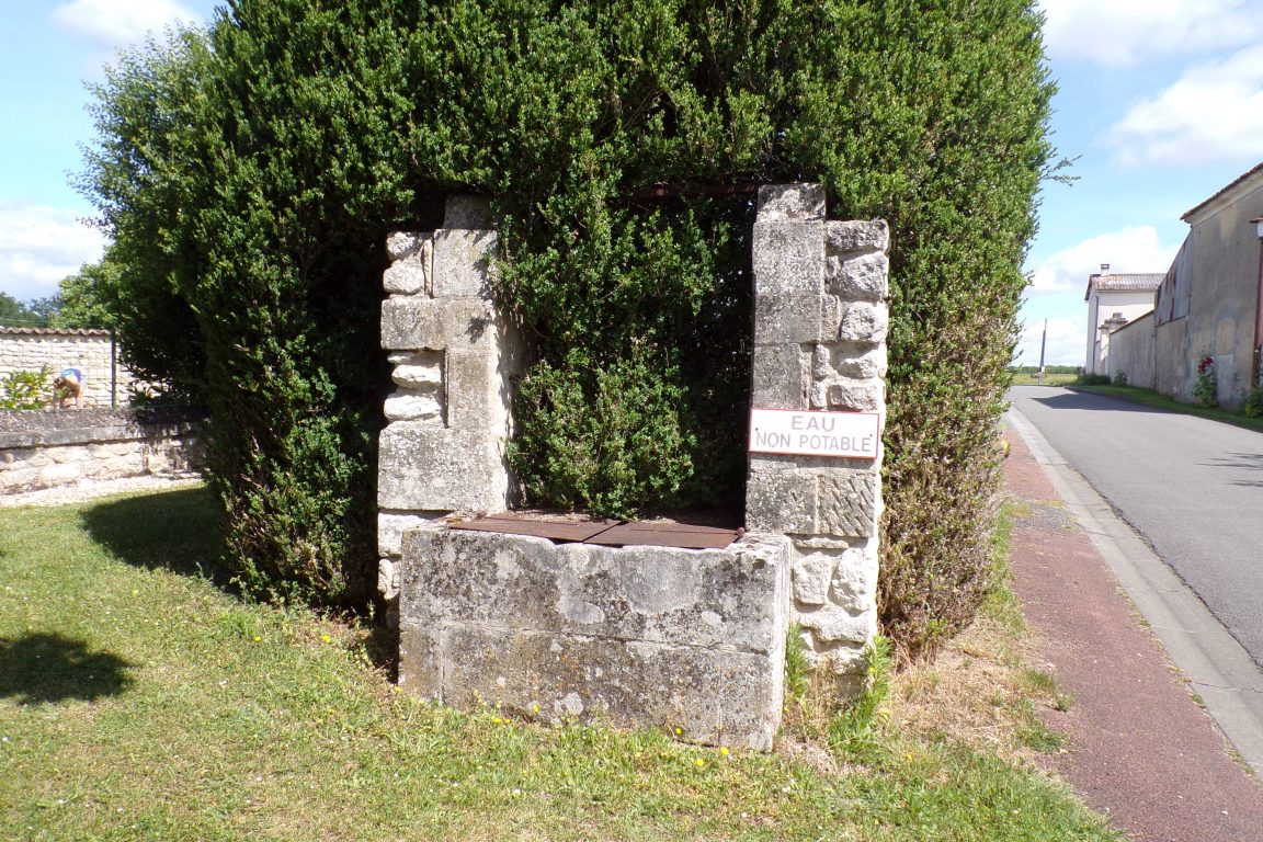 Louzac - Le puits à côté de la mairie (5 juin 2017)