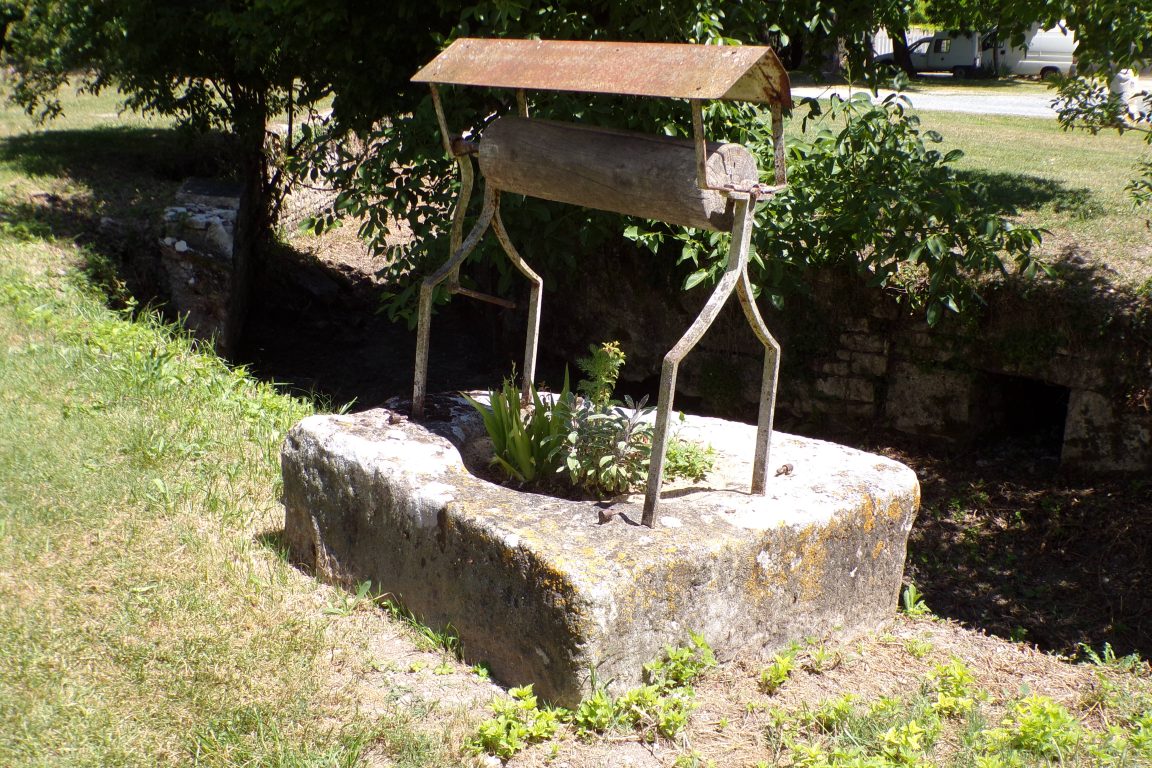 Matha - Le puits à côté du Château (16 juin 2017)