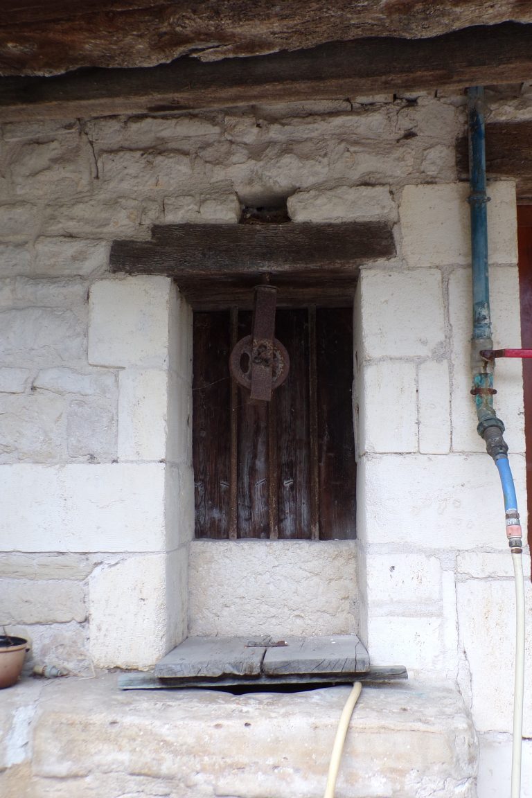 Foussignac - Le puits à côté du château d'eau (15 juin 2017)