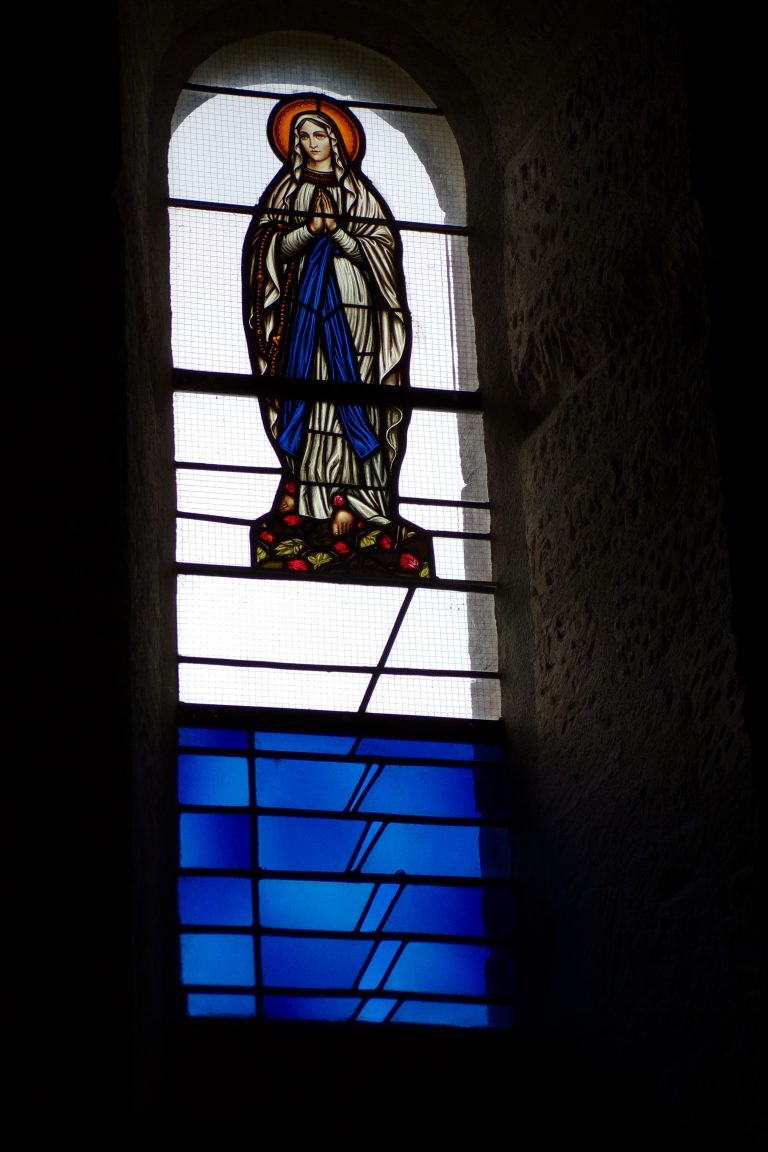 Matha - L'église Sainte-Hérie - Le vitrail 'Sainte Vierge Marie' (21 juillet 2017)