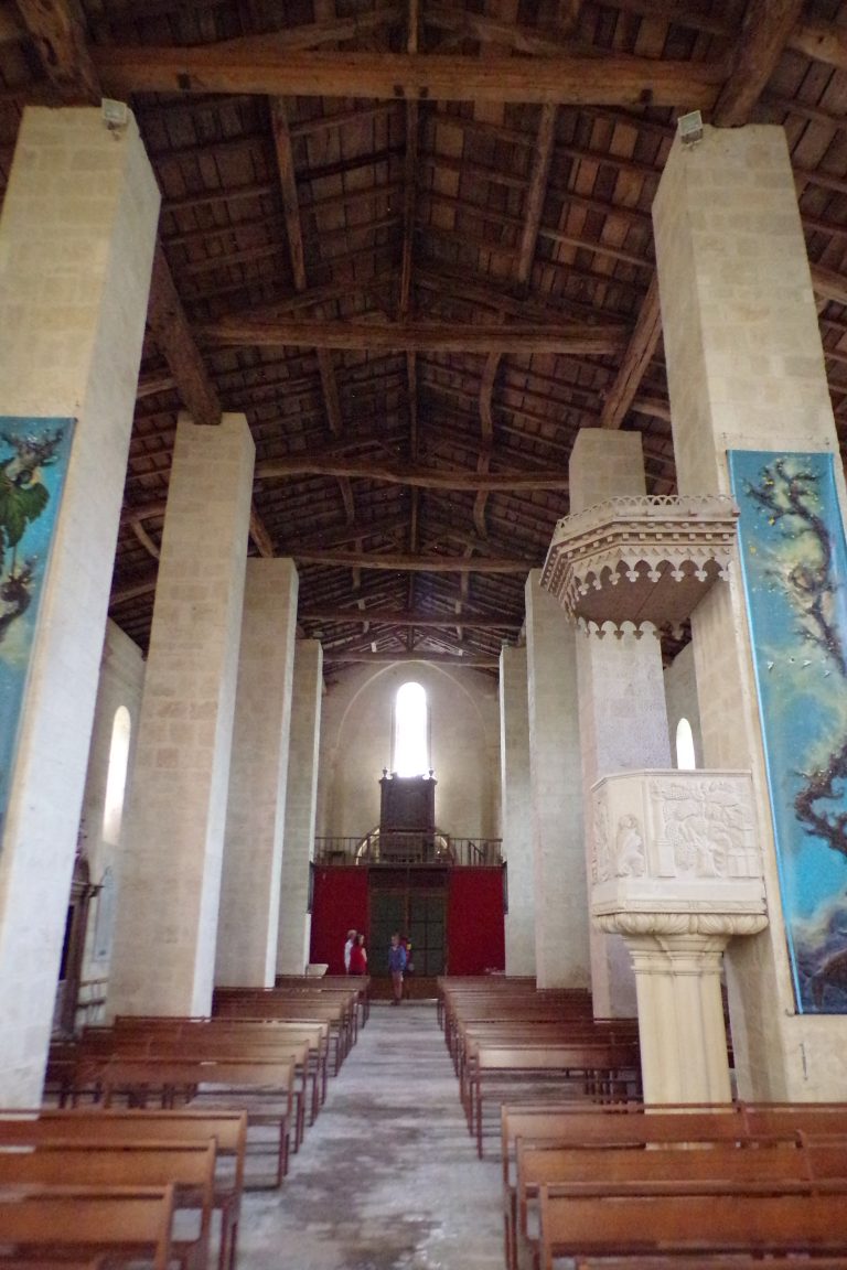 Matha - L'église Sainte-Hérie - Vue de l'autel (21 juillet 2017)