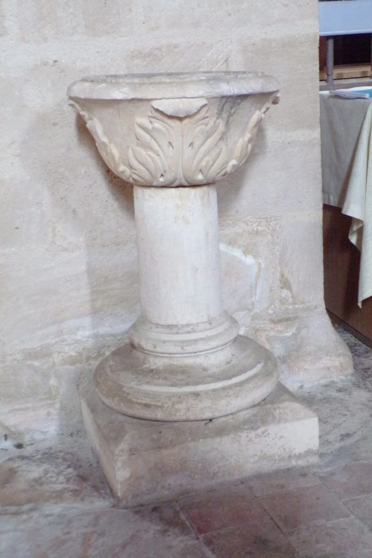 Matha - L'église Sainte-Hérie - Le bénitier (21 juillet 2017)