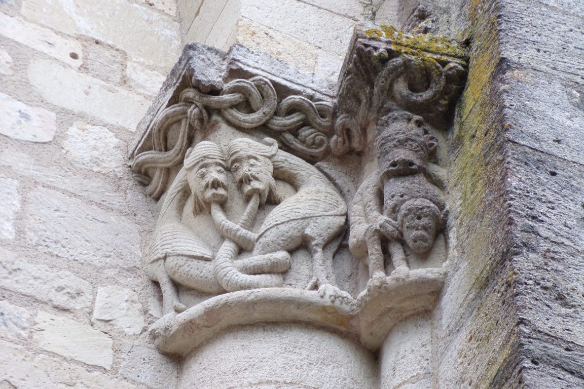 Matha - L'église Saint-Pierre de Marestay - Un modillon (21 juillet 2017)