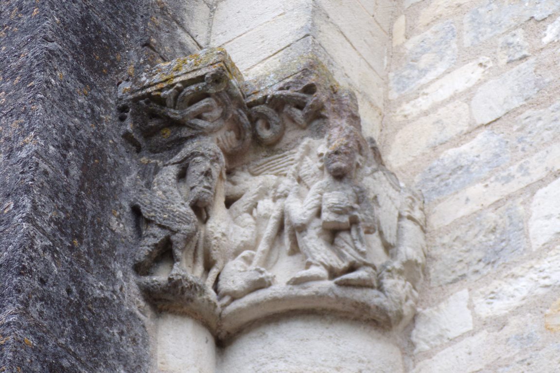 Matha - L'église Saint-Pierre de Marestay - Un modillon (21 juillet 2017)