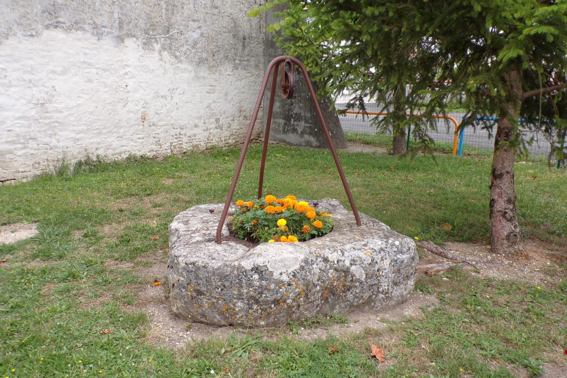 Sonnac - Le puits à côté de la mairie (21 juillet 2017)