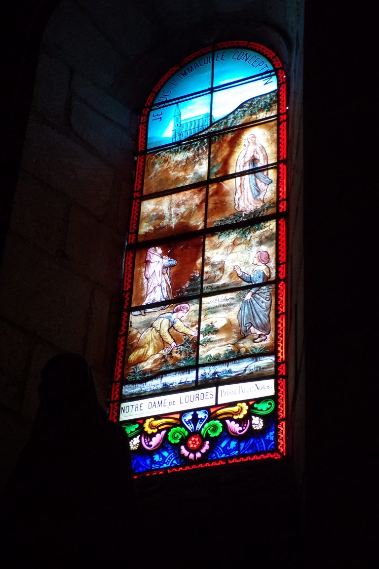 Thors - L'église Sainte-Madeleine - Le vitrail 'Notre-Dame de Lourdes' (24 septembre 2017)