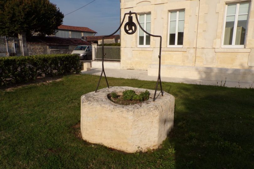 Mesnac - Le puits en face de la mairie (24 septembre 2017)