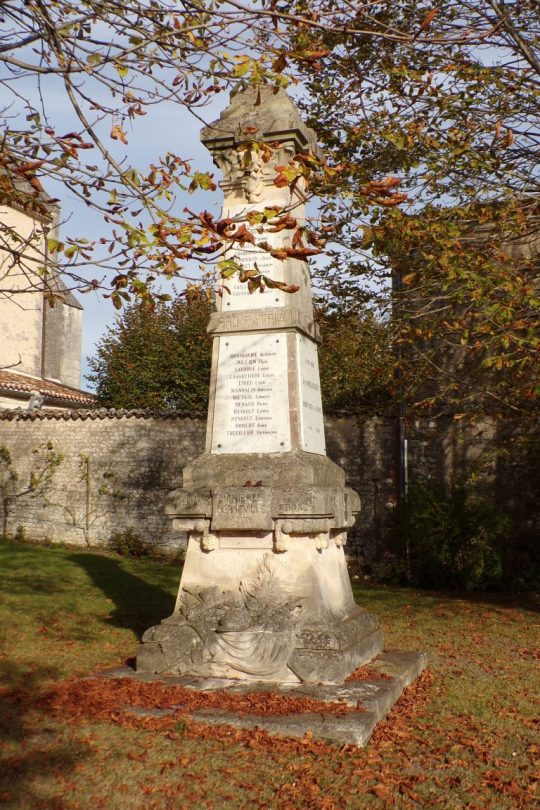 Lignières-Sonneville - Le monument aux morts (1 novembre 2017)