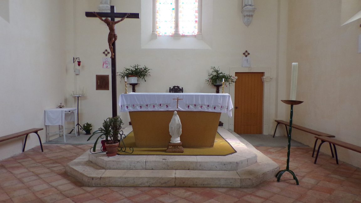 Boutiers - L'église Saint-Antoine - L'autel (23 avril 2018)