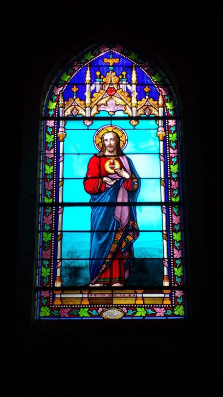 Réparsac - L'église Saint-Pierre - Le vitrail 'Cor Jesu S.S.' (10 avril 2018)