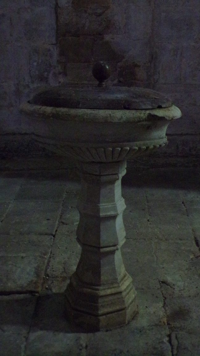 Macqueville - L'église Saint-Etienne - Fonts baptismaux (27 avril 2018)