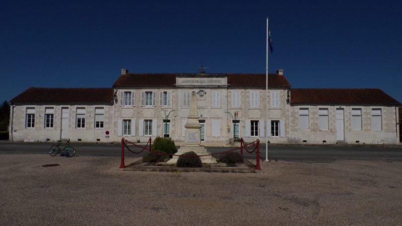 Salignac-sur-Charente - La mairie (19 avril 2018)